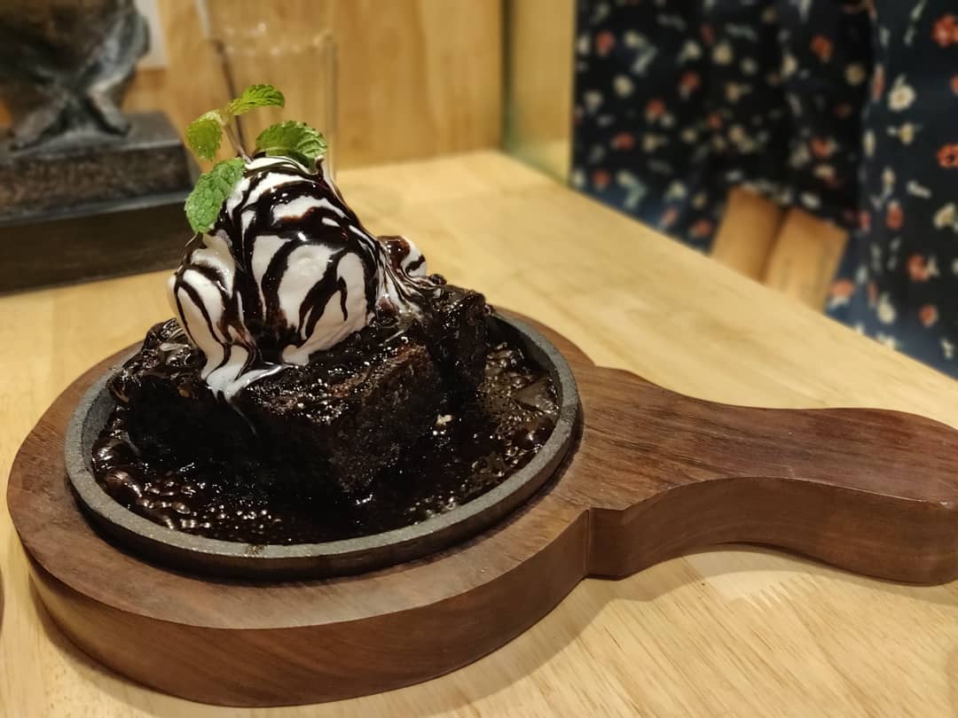 SIZZLING BROWNIE WITH ICE CREAM